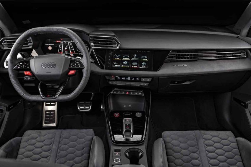 Audi RS 3 Sedan se destaca pelo volante com formato hexagonal • Thiago Ventura/CNN