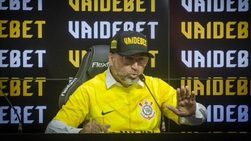 Augusto Melo com o boné da VaideBet no dia de apresentação da patrocinadora