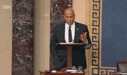 Senador dos EUA discursa por mais de 24 horas no plenário contra Trump