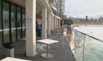 Maré alta provoca estragos na orla de Sydney