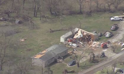 Tornados e chuvas torrenciais devastam os EUA deixando quatro mortos