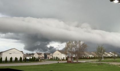 Vídeo mostra nuvens de tempestade cobrindo casas no Tennessee