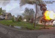 Vídeo: Bombeiro fica preso sob escombros após casa explodir nos EUA