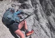 Veja momento em que alpinista presa em penhasco é resgatada nos EUA