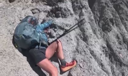 Veja momento em que alpinista presa em penhasco é resgatada nos EUA