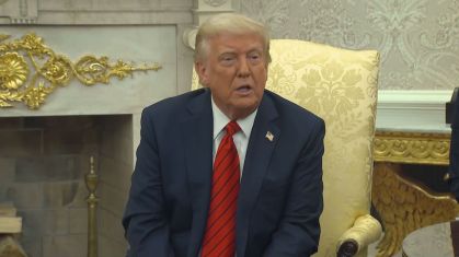Presidente americano Donald Trump fala a repórteres, na Casa Branca, durante reunião bilateral com a primeira-ministra da Itália, Giorgia Meloni, em 17 de abril de 2025.