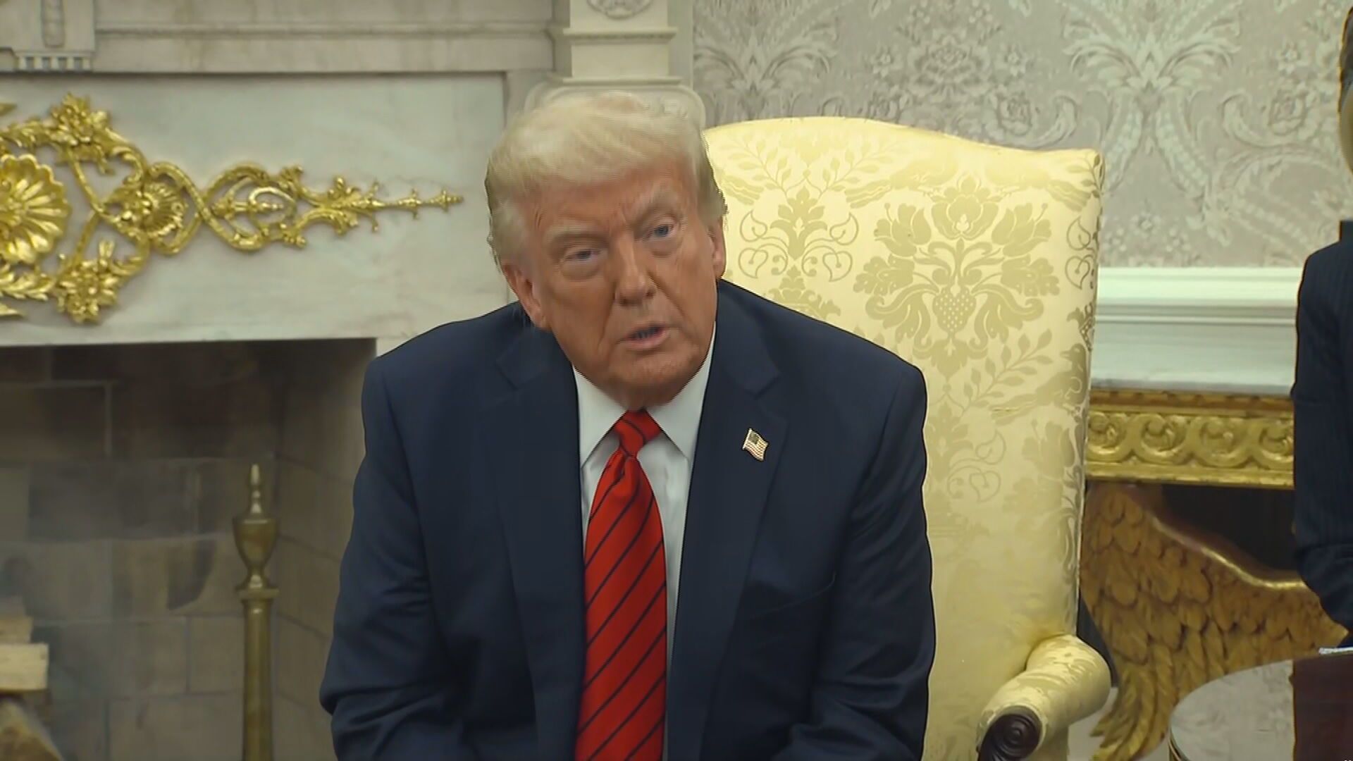 Presidente americano Donald Trump fala a repórteres, na Casa Branca, durante reunião bilateral com a primeira-ministra da Itália, Giorgia Meloni, em 17 de abril de 2025.
