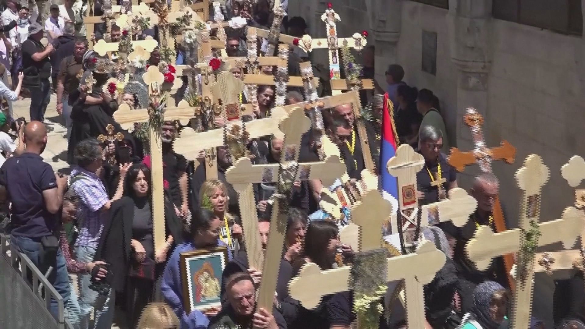 Cristãos reunidos em Jerusalém, eles se dirigiam à Igreja do Santo Sepulcro, onde os cristãos acreditam que Jesus foi sepultado antes de ressuscitar dos mortos três dias depois..mp4_frame_1392