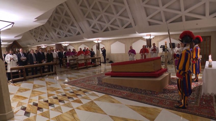 Corpo do Papa Francisco em caixão no Vaticano • Reprodução/Reuters