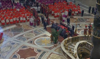 Veja momento da chegada do corpo do papa Francisco na Basílica de São Pedro