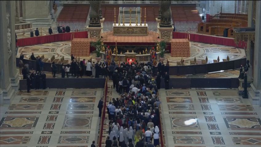 Fiéis visitam corpo do papa Francisco na Basílica de São Pedro. • Reprodução/Reuters