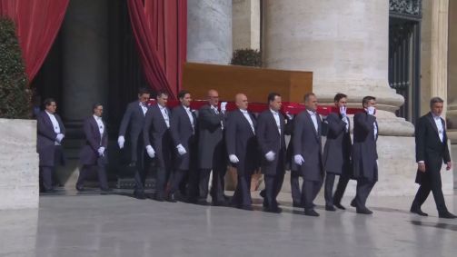 Caixão do papa Francisco é levado para a Praça de São Pedro pelos Cavalheiros de Sua Santidade – mordomos ou criados do papa