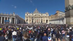 Fiéis acompanham funeral do papa Francisco na Praça de São Pedro