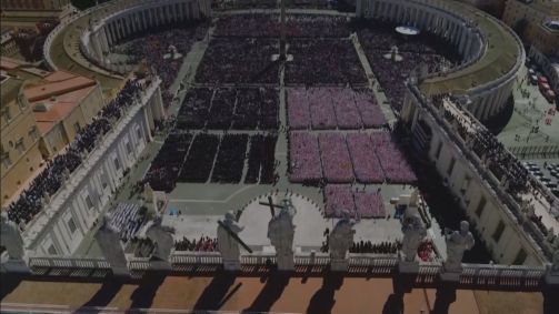 Multidão acompanha funeral do papa Francisco na Praça de São Pedro