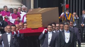 Caixão do papa Francisco é levado para funeral na Praça de São Pedro