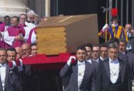 Papa Francisco: Veja imagens do caixão sendo levado para Praça de São Pedro