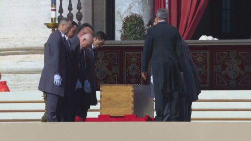 Caixão do papa Francisco é posicionado na Praça de São Pedro para funeral