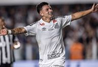 Neymar lesiona, mas Santos bate Atlético-MG e vence primeira no Brasileirão