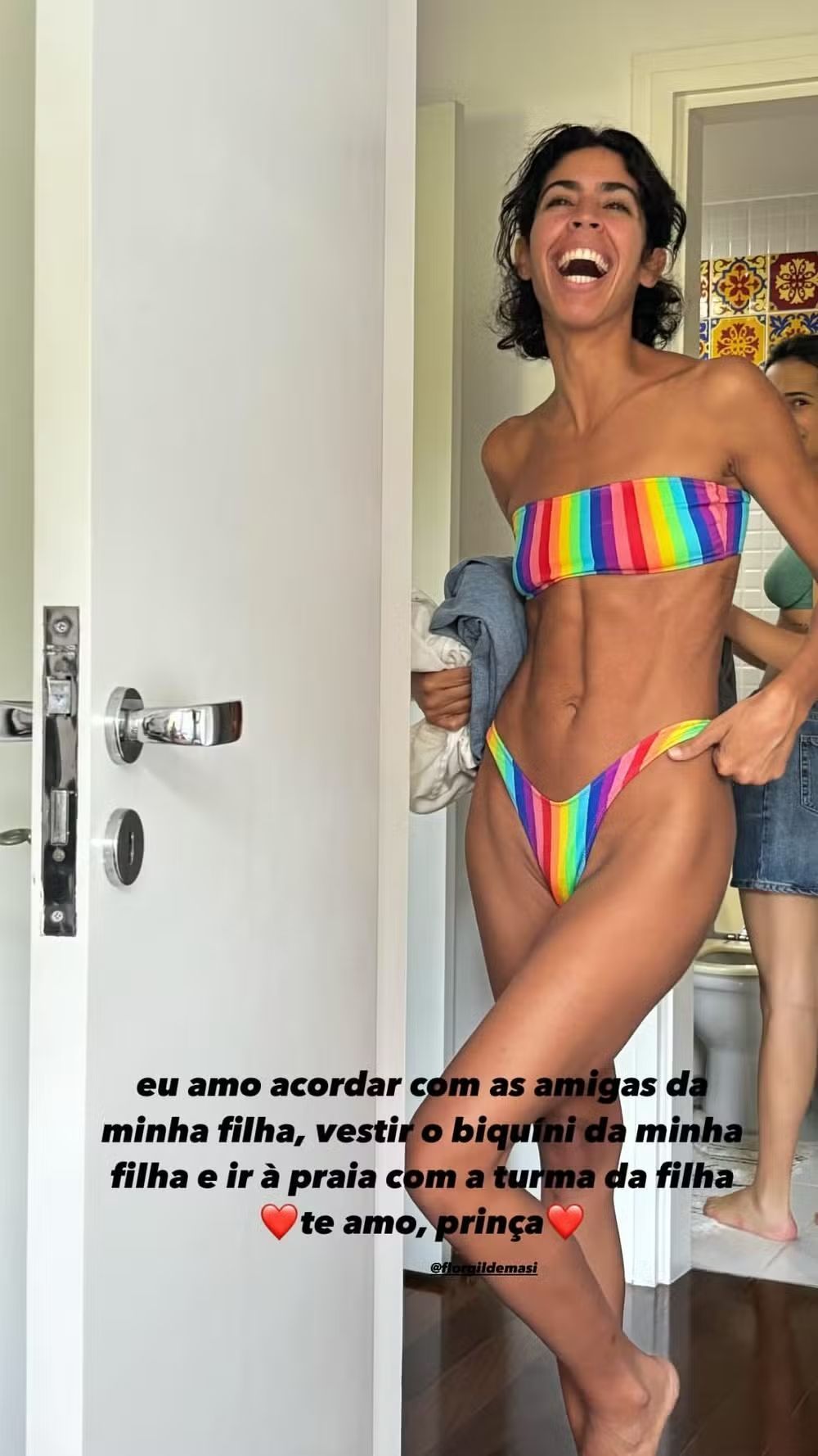 Bela Gil usa biquíni da filha adolescente, Flor, para ir à praia no RJ • Reprodução/Redes sociais
