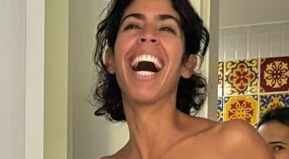 Bela Gil mostra biquíni colorido nas redes sociais