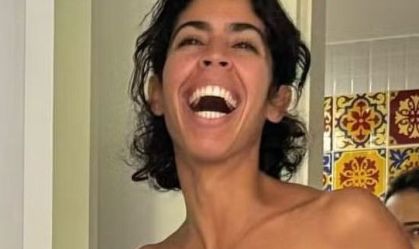 Bela Gil usa biquíni colorido da filha de 16 anos para ir à praia