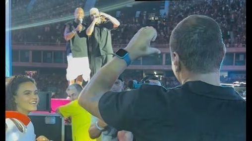Belo se declara para Denilson durante show de Thiaguinho, no Rio de Janeiro