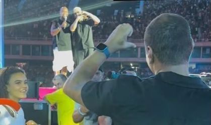 Antigo desafeto, Belo se declara para Denilson em show de Thiaguinho; veja
