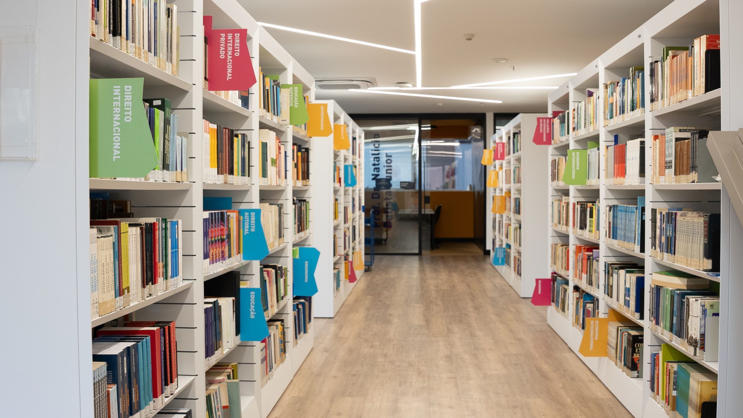 Biblioteca Belas Artes tem mais de 140 mil itens • Divulgação