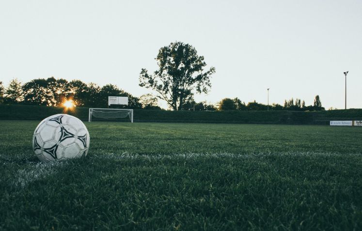 Bola em campo de futebol • Pexels