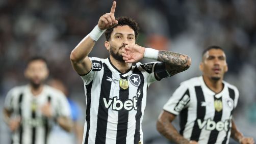 Alex Telles comemora primeiro gol do Botafogo contra o Capital