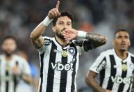 Sem sustos, Botafogo goleia Capital na Copa do Brasil, mas Barboza preocupa
