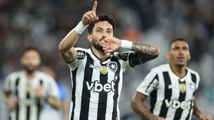 Alex Telles comemora primeiro gol do Botafogo contra o Capital