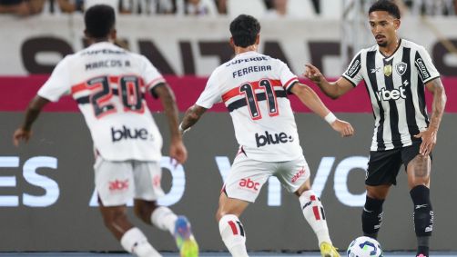 Botafogo e São Paulo durante disputa em jogo do Brasileirão
