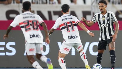 Botafogo e São Paulo durante disputa em jogo do Brasileirão