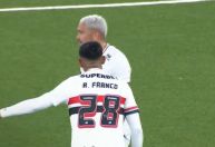 Jogadores do São Paulo discutem no gramado após empate do Botafogo; veja