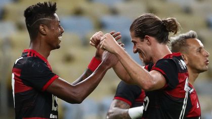 Bruno Henrique e Filipe Luís em comemoração de gol no Flamengo