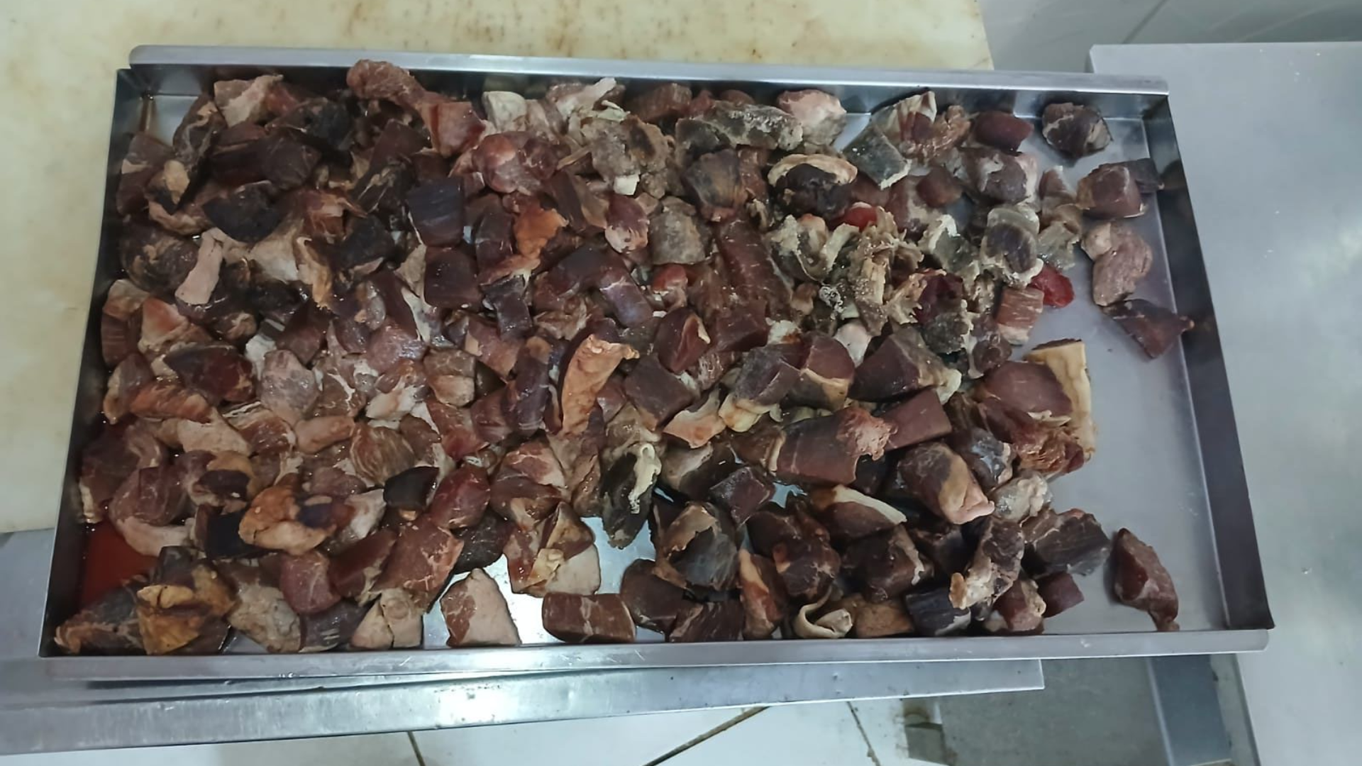 Produtos foram encontrados vencidos sem selo de aprovação em freezers de estabelecimento