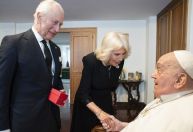 Papa Francisco recebe visita surpresa do rei Charles no Vaticano