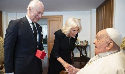 Rei Charles afirma estar "profundamente triste" com morte do papa Francisco