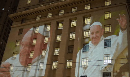 Edifício da Prefeitura de SP recebe projeção em homenagem ao papa Francisco
