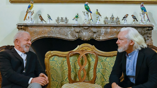 O fundador do WikiLeaks, Julian Assange (d), e o presidente Luiz Inácio Lula da Silva (e)