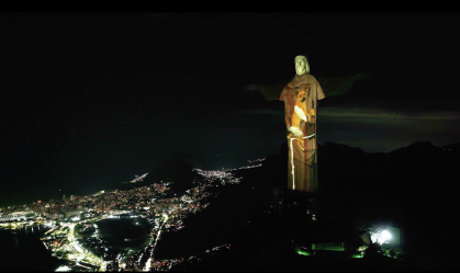Projeção mostra Cristo Redentor com cachorro vira-lata em data especial