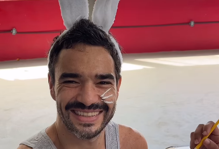 Caio Blat. Ele está sorrindo e com orelhas de coelho