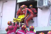 Homem é resgatado após ficar 125 horas presos nos escombros em Mianmar