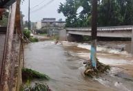 Chuva provoca enchentes em Ubatuba, no litoral norte de SP