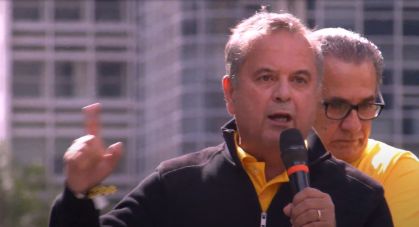 O senador Rogério Marinho (PL-RN) discursa ao lado de Silas Malafaia durante manifestação em São Paulo pela anistia aos envolvidos nos atos do 8 de Janeiro