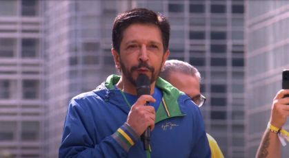 O prefeito de São Paulo, Ricardo Nunes (MDB), durante manifestação na avenida Paulista pela anistia aos envolvidos no 8 de Janeiro