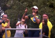 Michelle Bolsonaro mostra batom e diz que Débora é “símbolo”