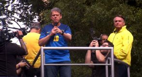 O governador de São Paulo, Tarcísio de Freitas, discursa ao lado do ex-presidente Jair Bolsonaro durante ato na avenida Paulista