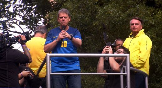 O governador de São Paulo, Tarcísio de Freitas, discursa ao lado do ex-presidente Jair Bolsonaro durante ato na avenida Paulista